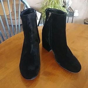 Woman's Kenneth Cole boots.